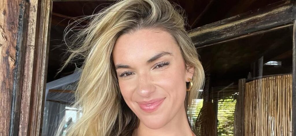 Kayla Simmons Stuns in Pilates Session Amid ACL Recovery